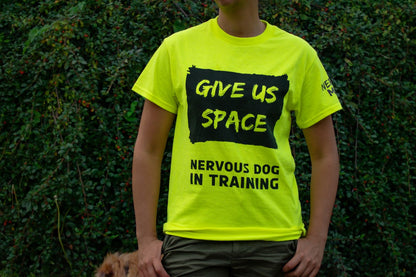 lady-stood-with-hands-in-pocket-wearing-high-vis-yellow-nervy-mutt-nervous-dog-in-training-tshirt